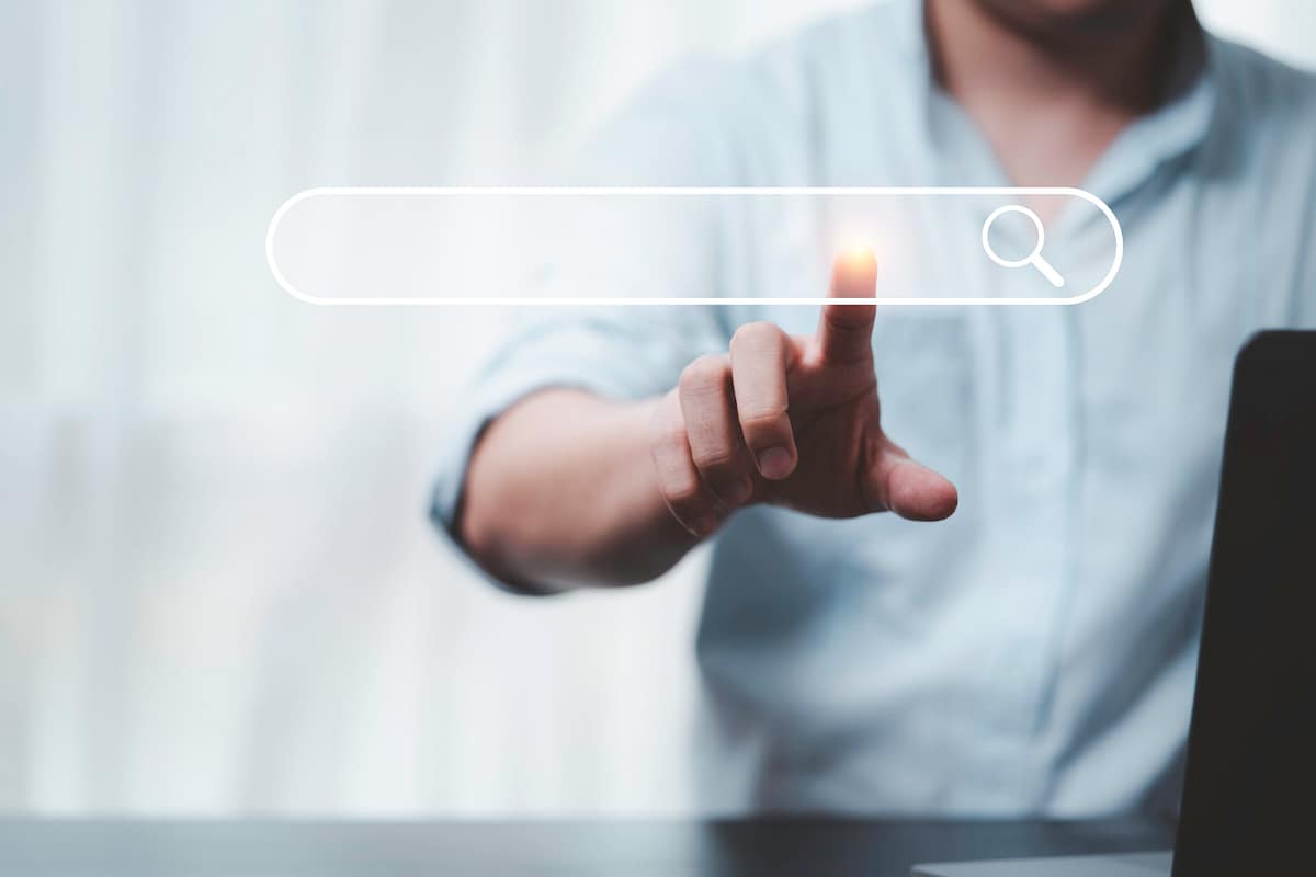 SEO i optymalizacja – hologram wyszukiwarki Mężczyzna dotykający hologram przedstawiający okno wyszukiwarki – SEO i optymalizacja strony