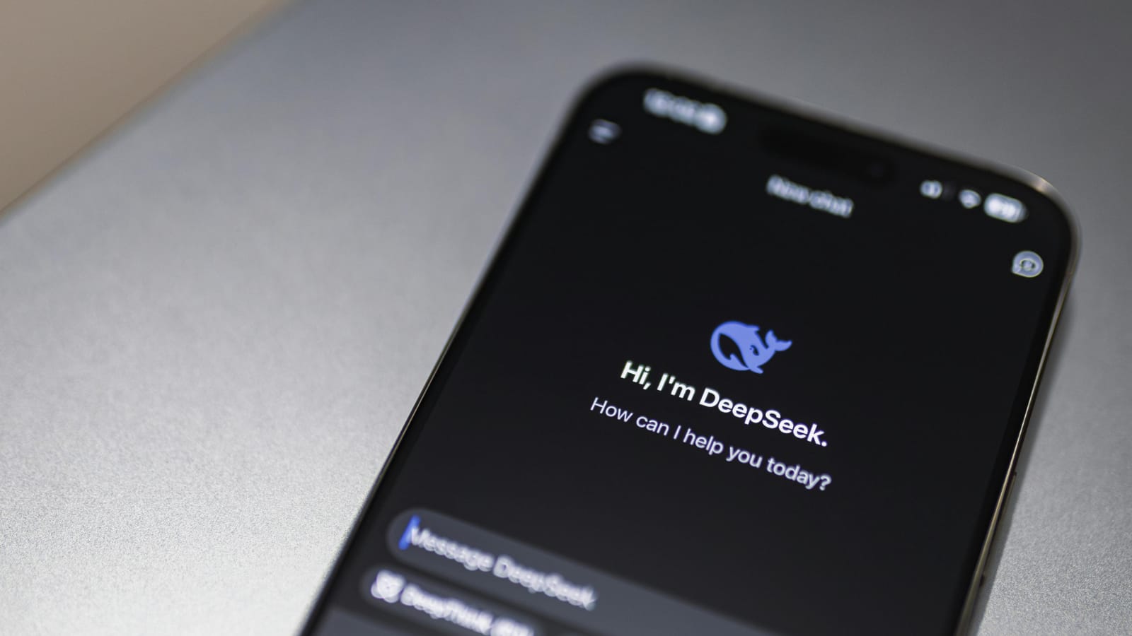 AI Chatbot on smartphone – 24/7 customer service without a team Smartphone screen showing chat with Deep Seek AI chatbot, symbolizing 24/7 customer service in a business without a team