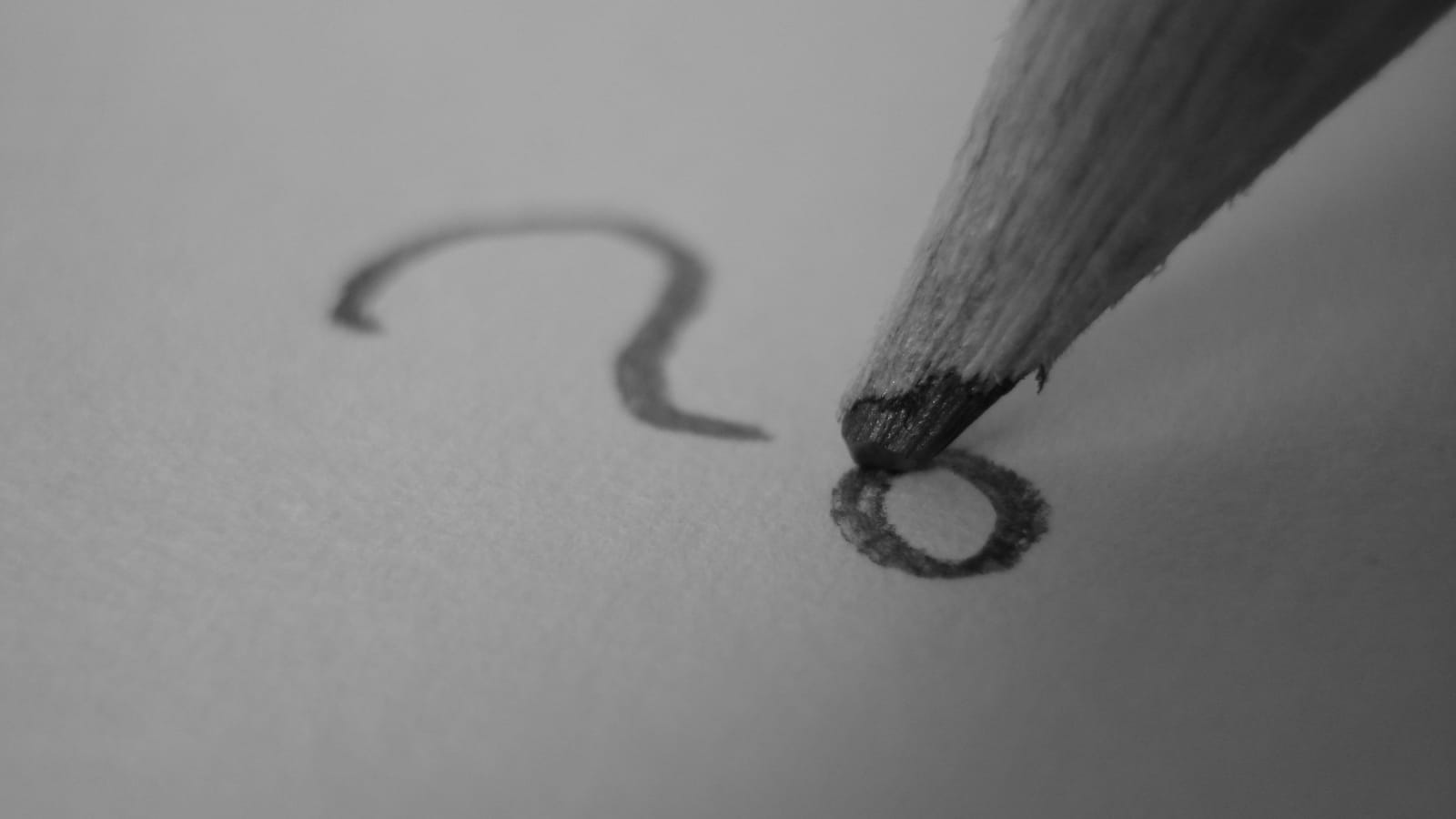 Etyka zarabiania na AI: gdzie kończy się automatyzacja, a zaczyna oszustwo? Zarabianie na AI – ołówek rysujący znak zapytania symbolizujący wątpliwości etyczne automatyzacji