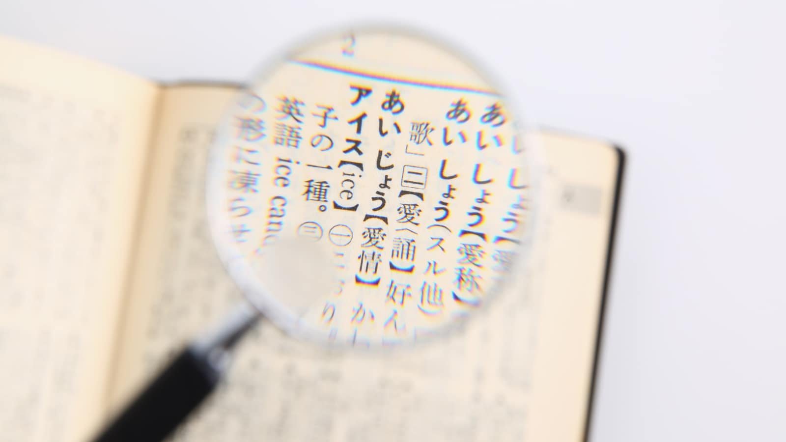 Zarabianie na tłumaczeniach AI – automatyzacja tekstów w różnych językach