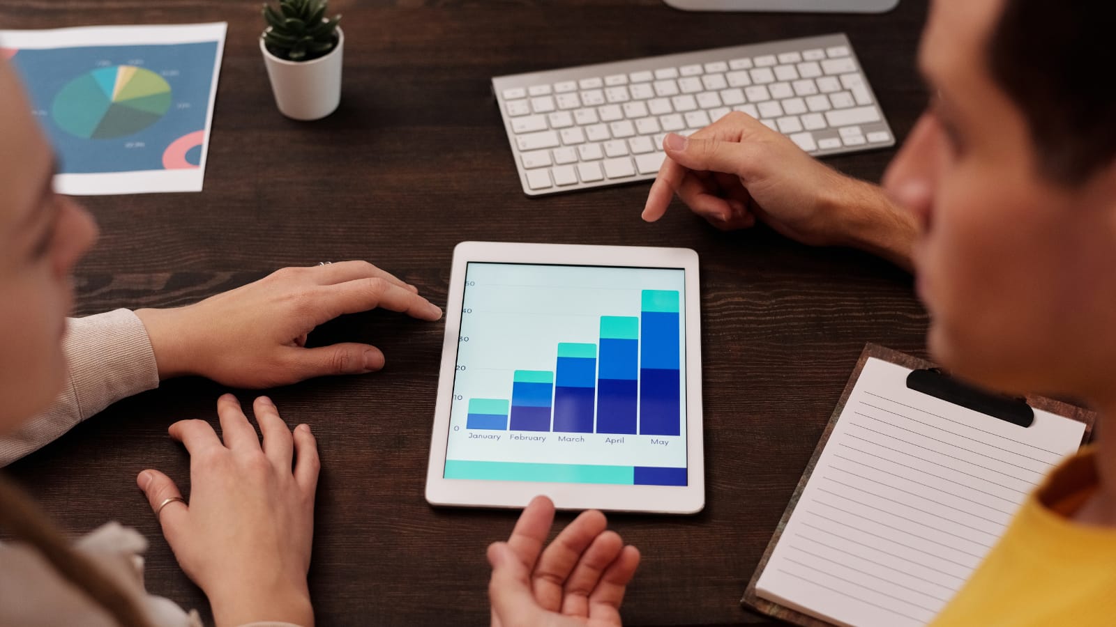 Analiza SEO: wzrost pozycji w Google dzięki optymalizacji i monitorowaniu wyników Wzrost pozycji w Google – analiza wykresów wzrostu na tablecie