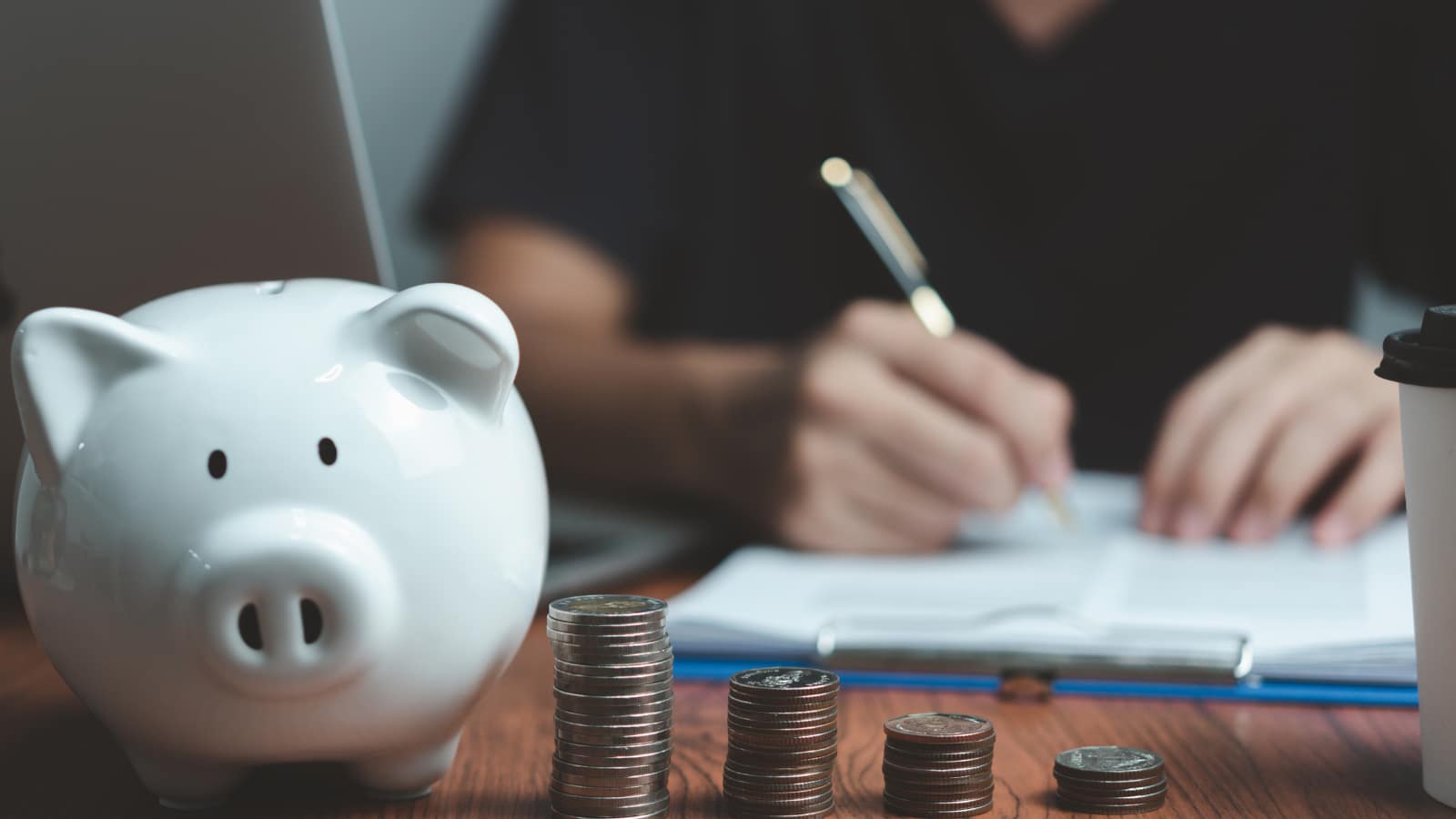 Inwestycja w SEO – wzrost pozycji w Google i długofalowe efekty optymalizacji Wzrost pozycji w Google – inwestycja w SEO symbolizowana przez monety, skarbonkę i analizę wyników