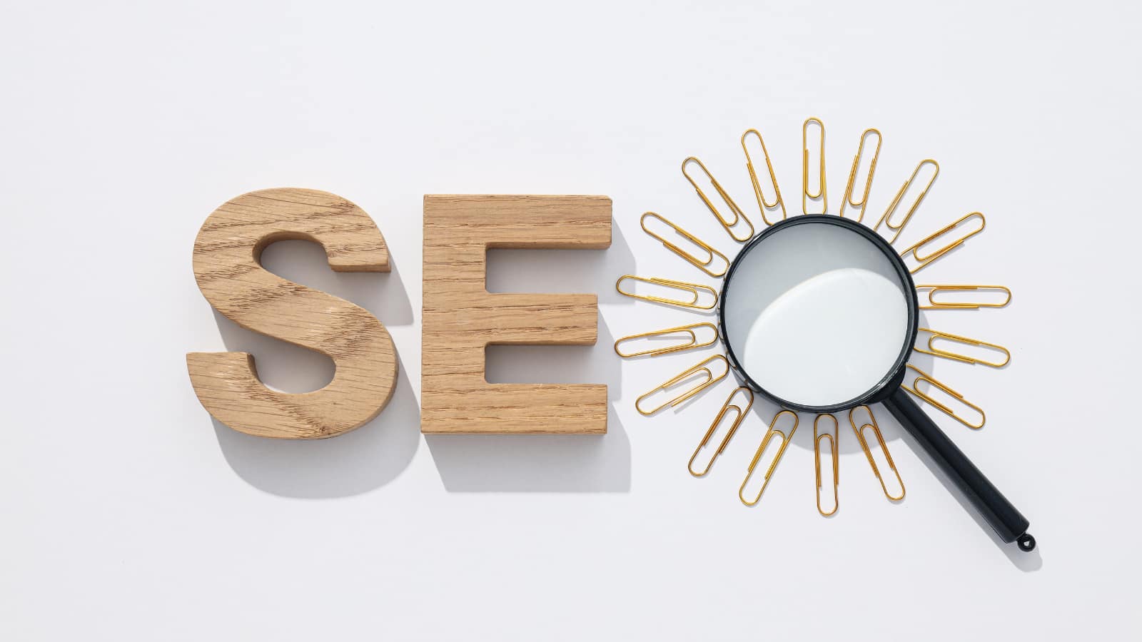 Wzrost pozycji w Google: SEO wynosi frazy kluczowe na szczyt Wzrost pozycji w Google – napis SEO z lupą jako literą O