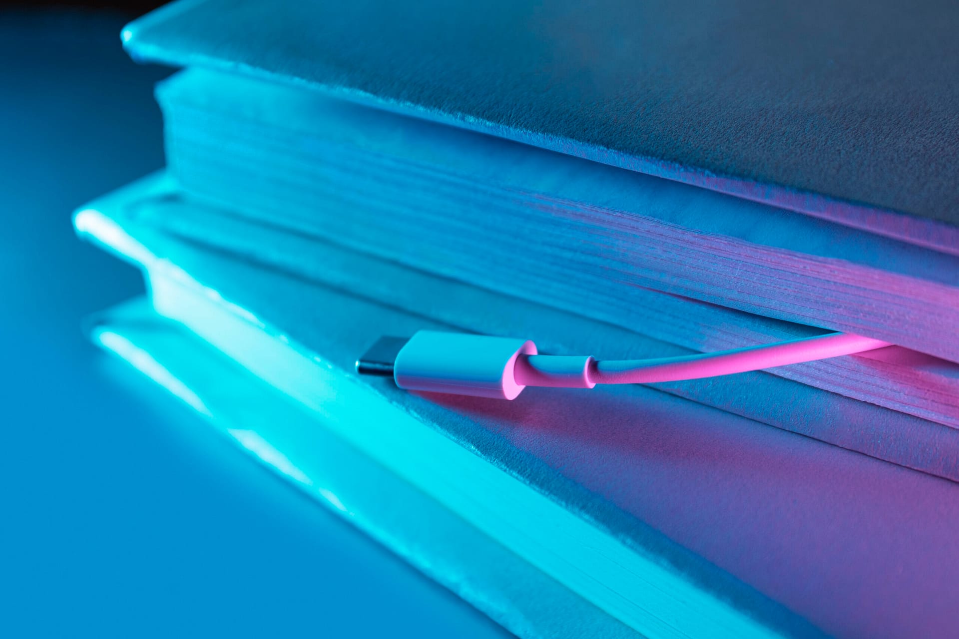 Plugin tip sticking out of a book – AI tools for content creation in 2025