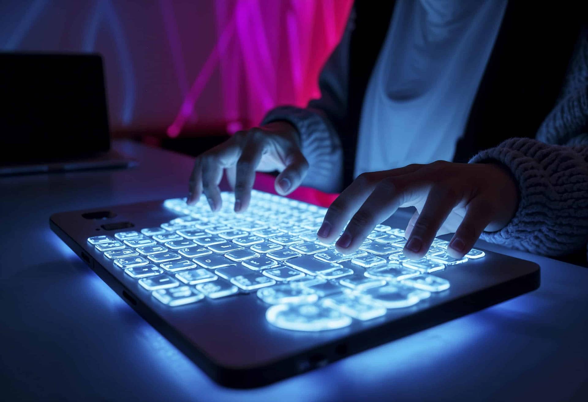 Praca z AI w Writesonic Osoba pracująca przy komputerze, generująca treści AI w Writesonic