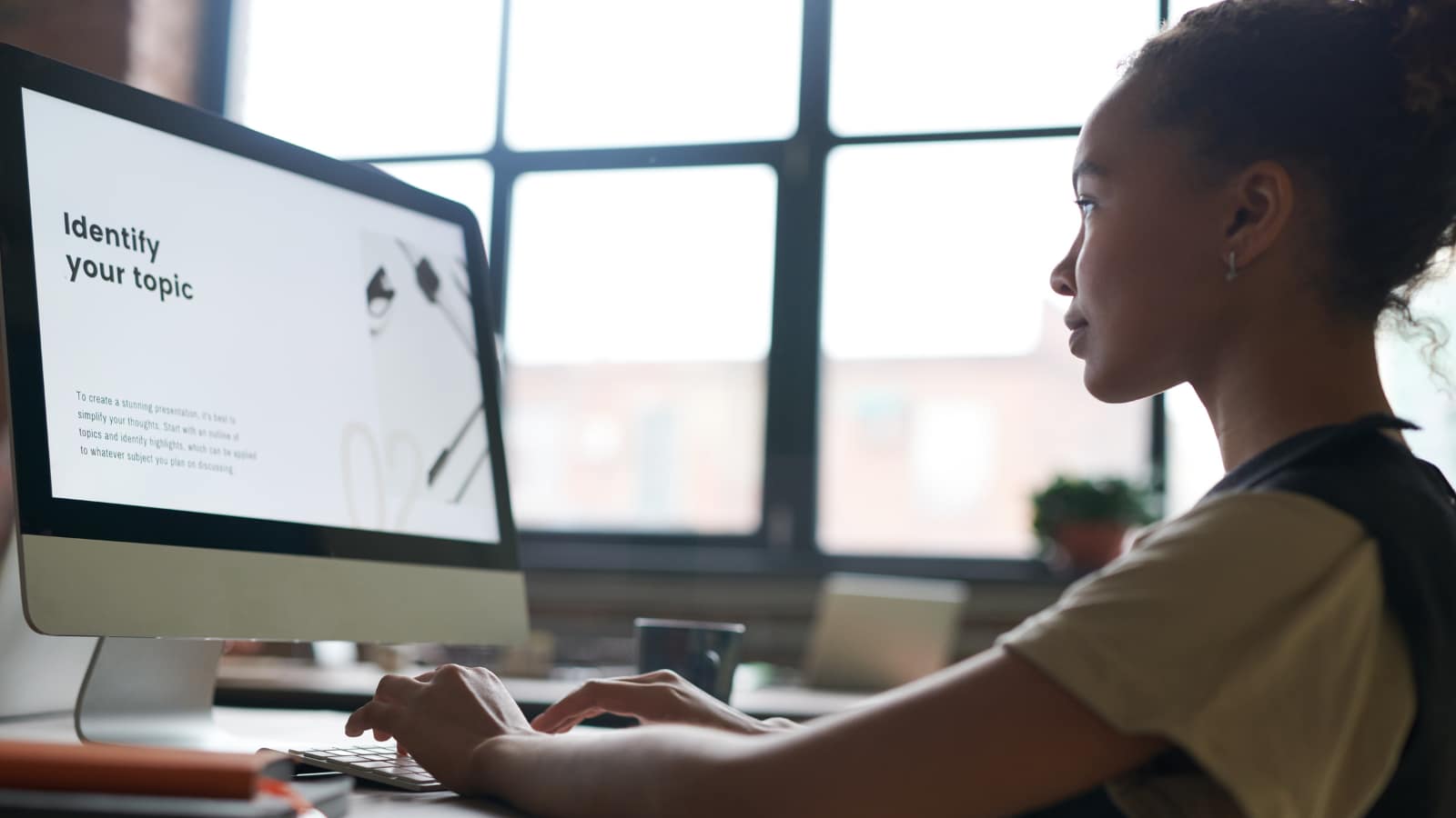 Zastosowanie AI w pracy – praktyczne wykorzystanie modeli AI Zastosowanie AI w pracy – kobieta pracująca na komputerze nad tekstem