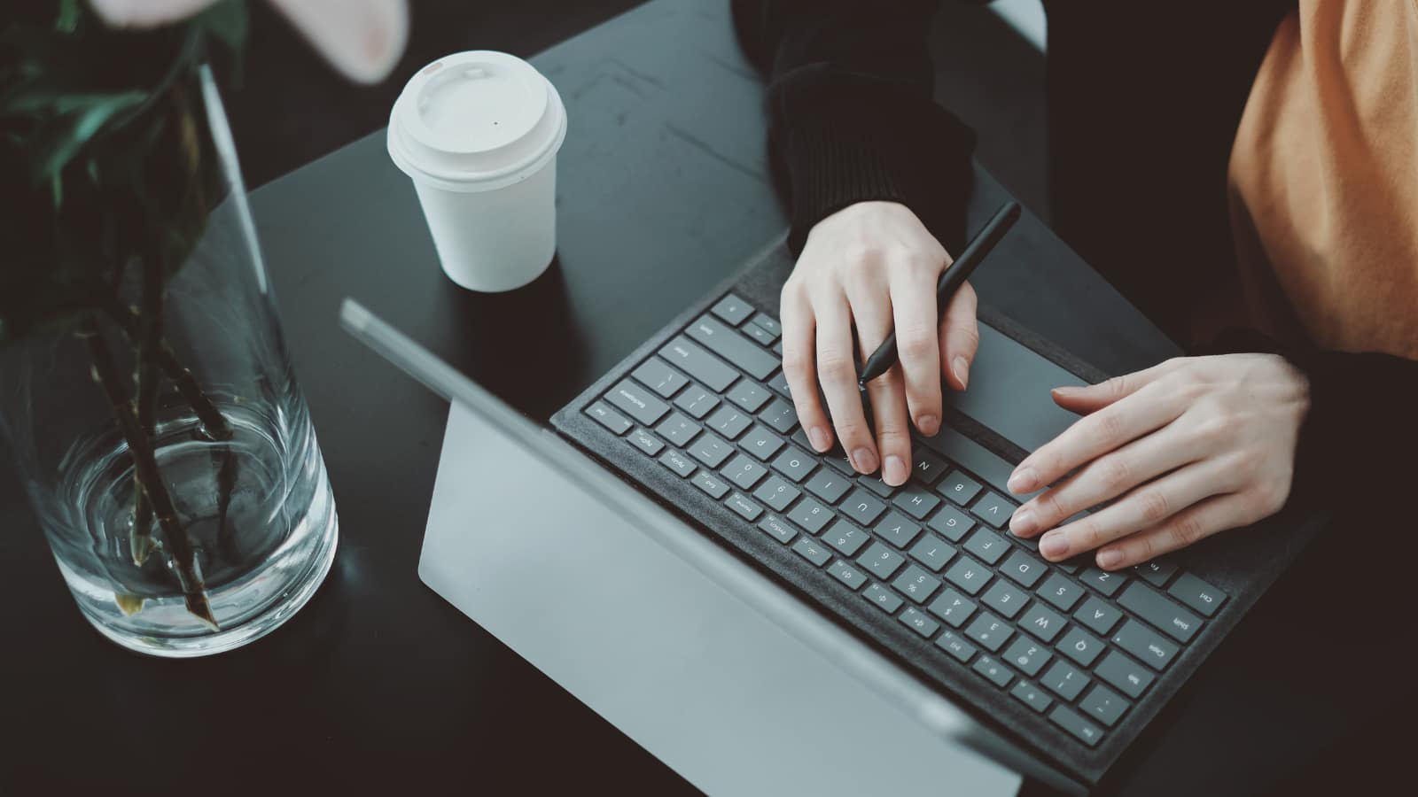 budowanie eksperckiego chatbota AI w medycynie – osoba przy laptopie, jasne biurko, notatki medyczne, praca nad chatbotem
