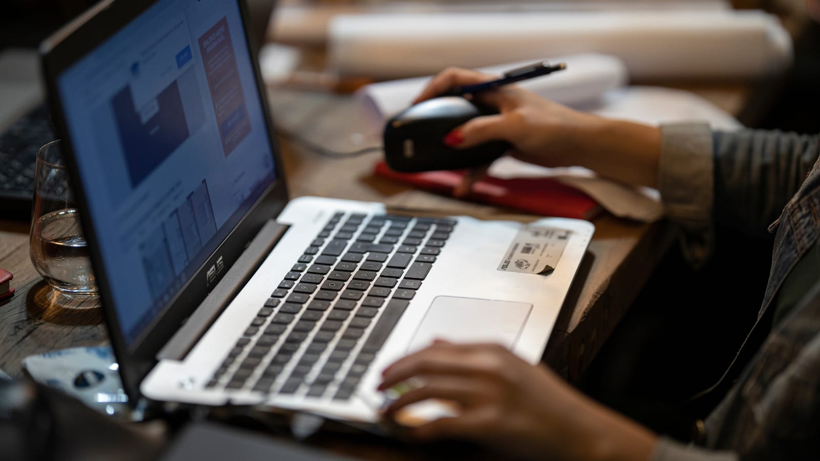 Print-on-demand z grafiką AI – praca przy laptopie