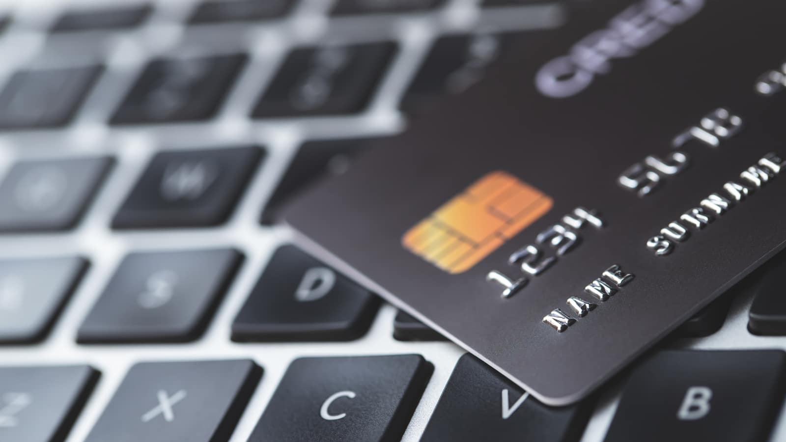 AI w e-commerce – karta kredytowa na laptopie symbolizująca zakupy online
