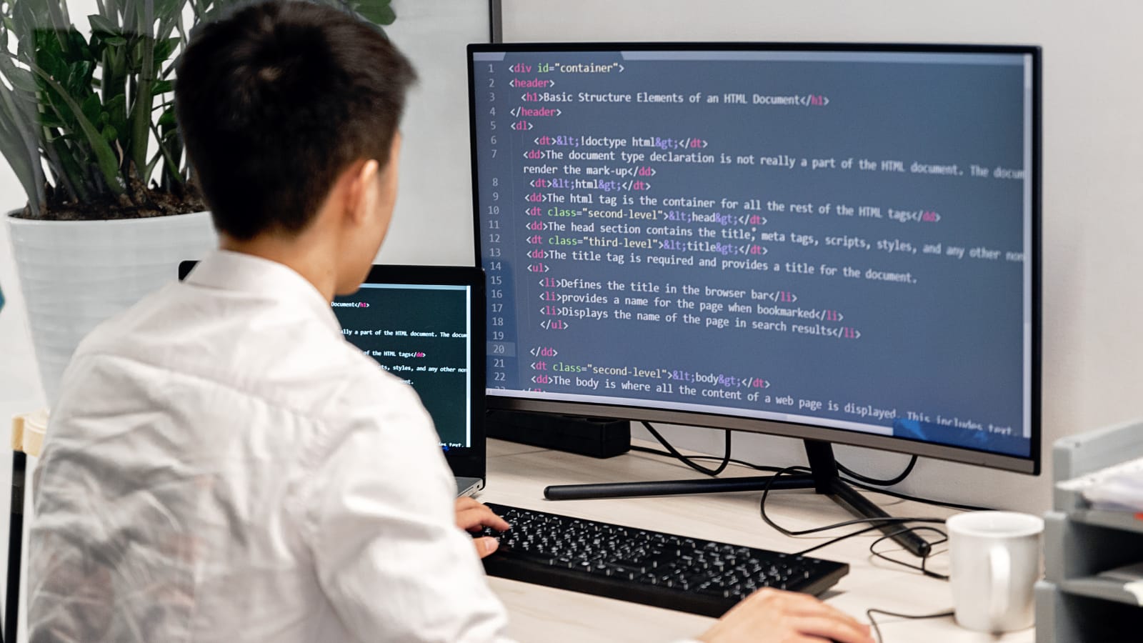 Czy AI odbierze ci pracę – programista przy komputerze