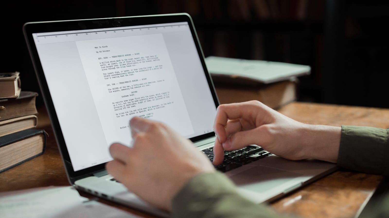 Osoba pisząca na laptopie – zobacz, jak osiągnąć wzrost pozycji dzięki AI SEO content