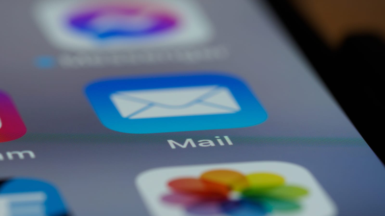 Automatyzacja pracy freelancera – powiększona ikonka e-mail na ekranie smartfona