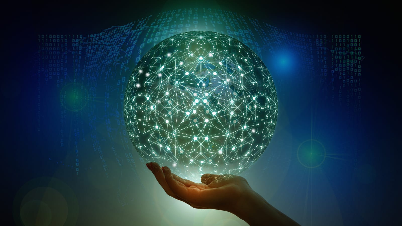 Dłoń trzymająca świecącą kulę z połączeniami neuronowymi, w tle cyfrowe dane – wizualizacja Generative Engine Optimization (GEO)