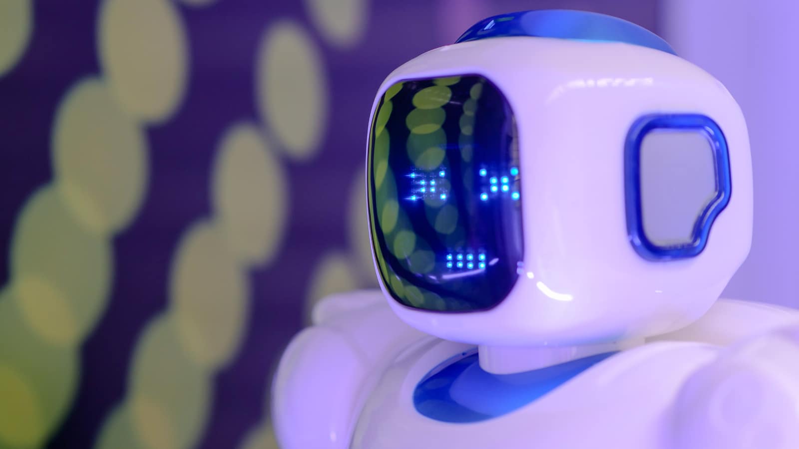 wdrożenie chatbota AI – ilustracja robota symbolizującego obsługę klienta