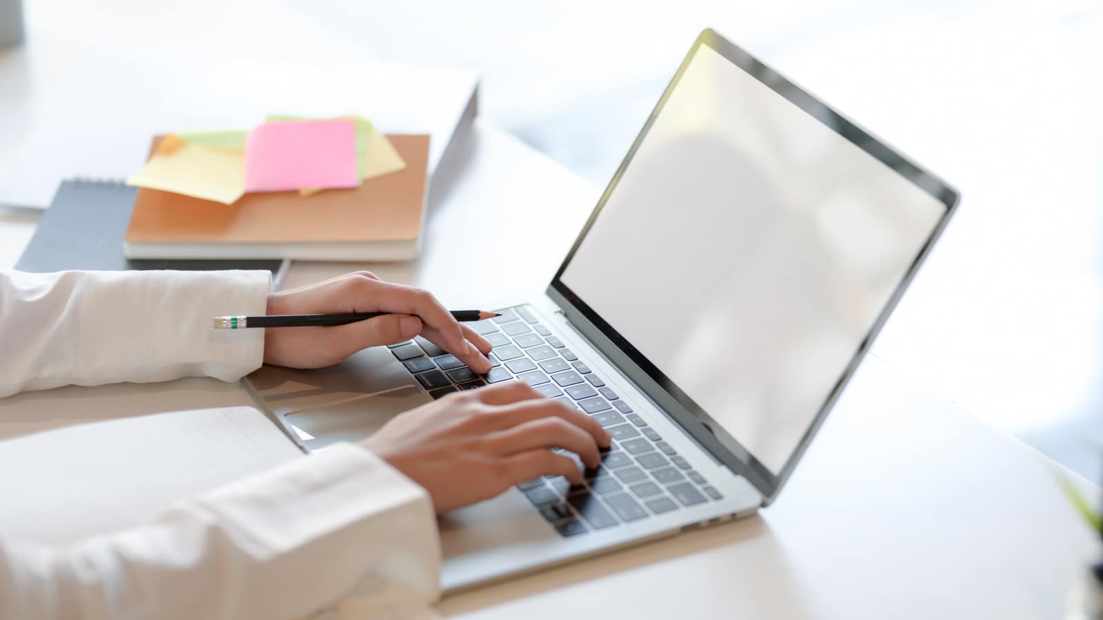 Tłumacz pracujący na laptopie – automatyzacja tłumaczeń AI