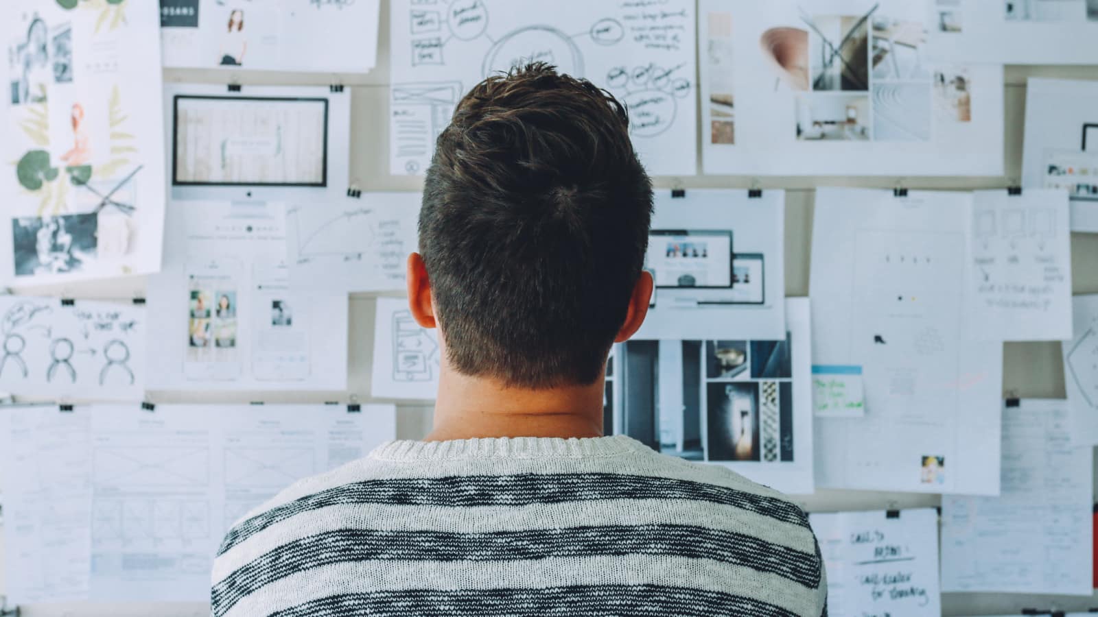 Tworzenie agenta AI – człowiek analizuje workflow ustawień agenta przed tablicą