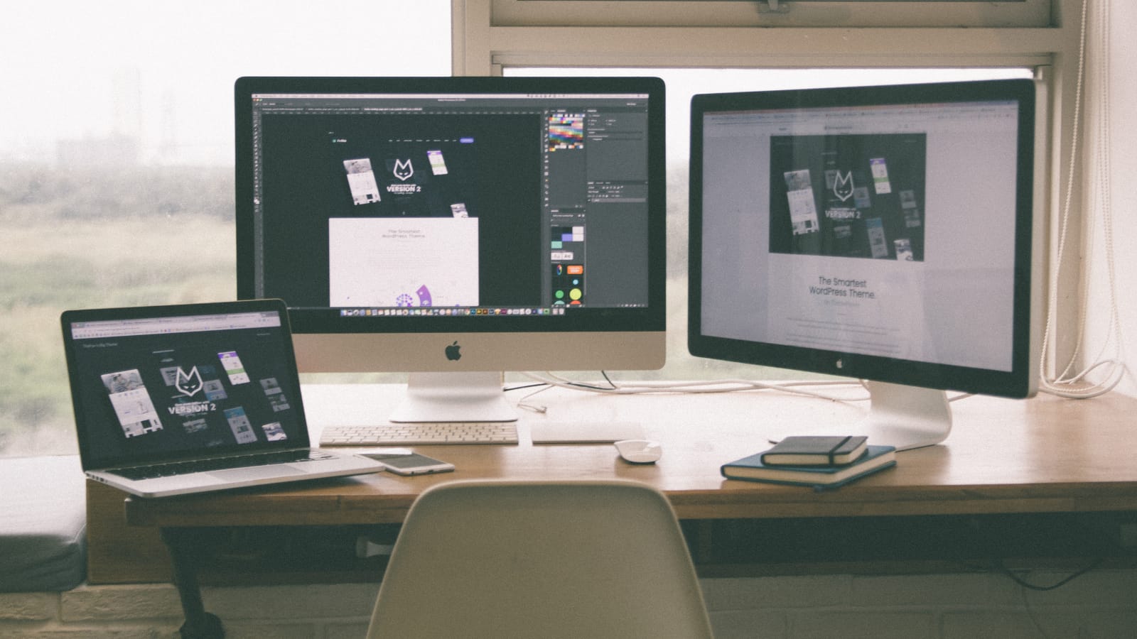 Nowoczesne biurko freelancera z trzema monitorami i AI