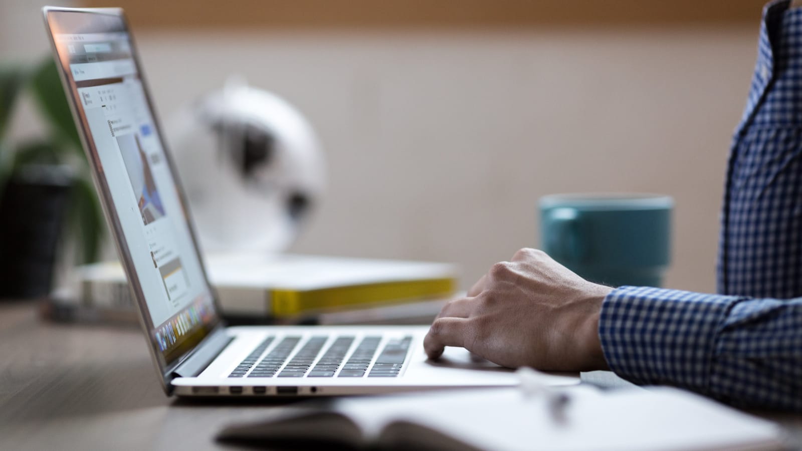 Osoba tworząca treść na laptopie przy użyciu promptów w AI