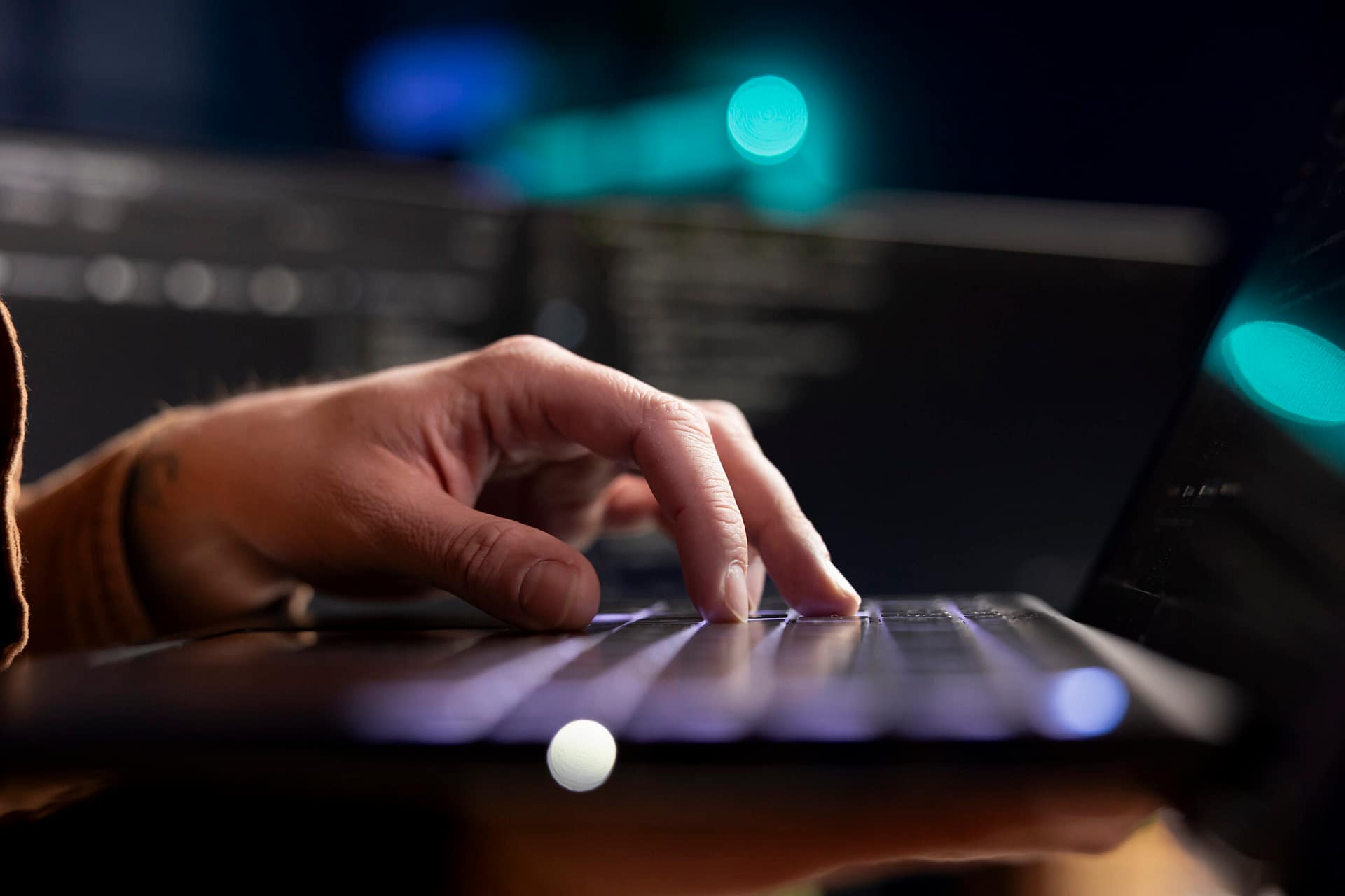 Dłonie piszące prompt na laptopie – praca z AI