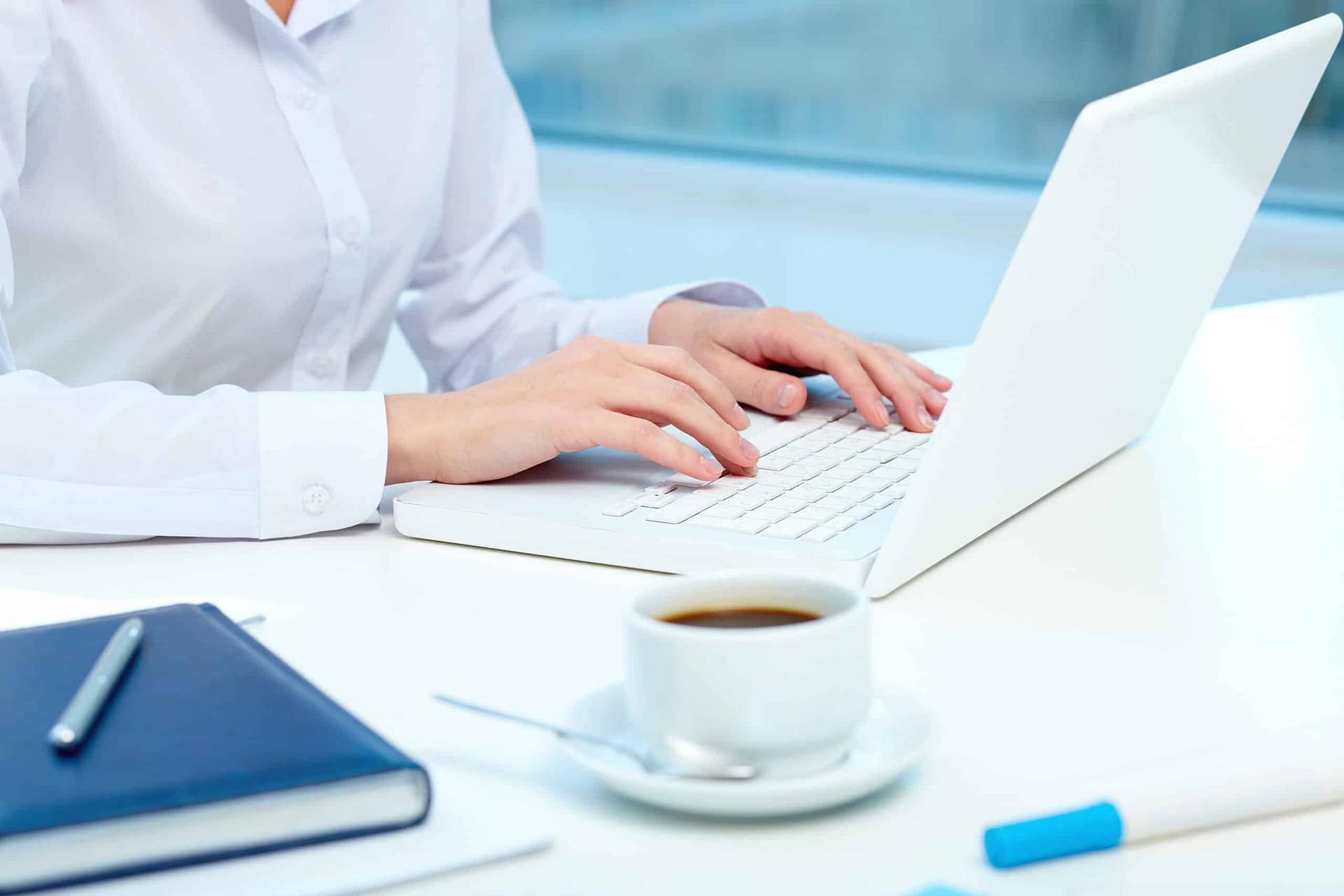 Praca na laptopie z narzędziami LLM – najlepsze modele AI i porównanie LLM